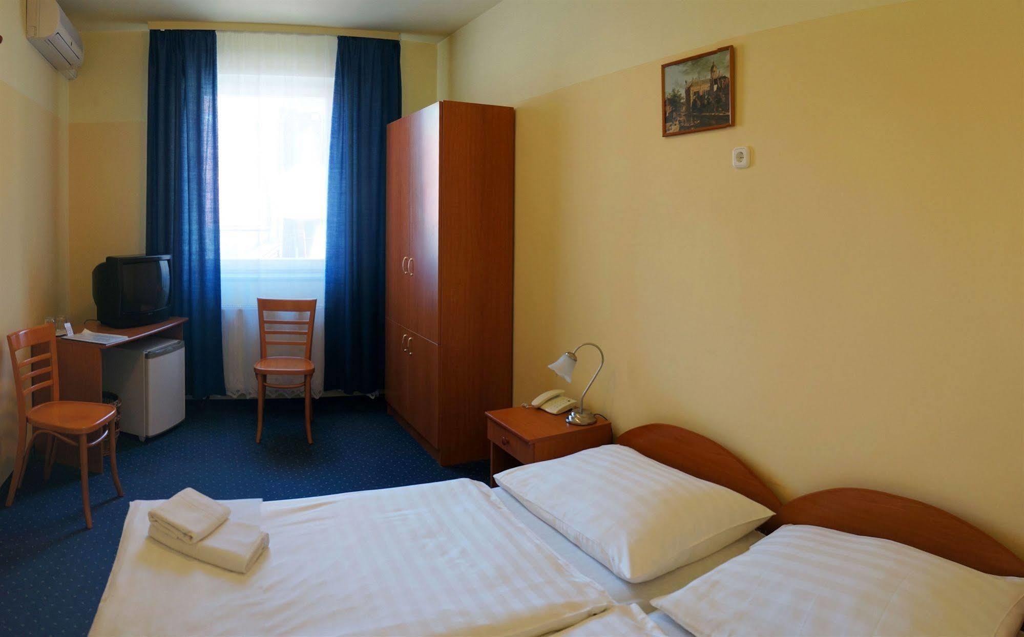 Corvin Hotel Gyor Exterior photo
