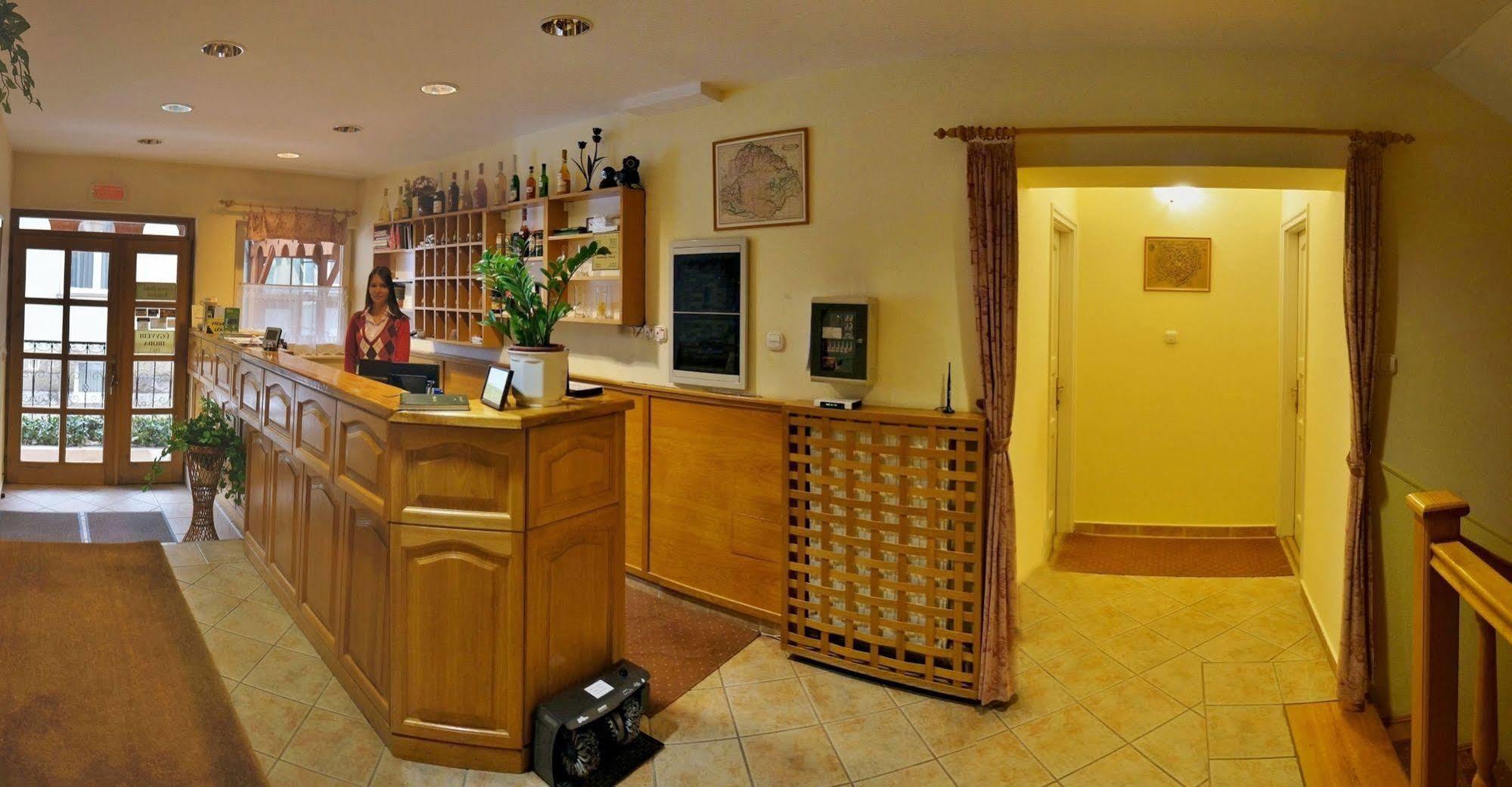 Corvin Hotel Gyor Exterior photo